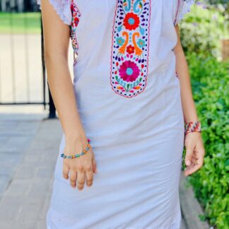 rj00518 Vestido de manta bordado con diseño floral artesanal mexicano