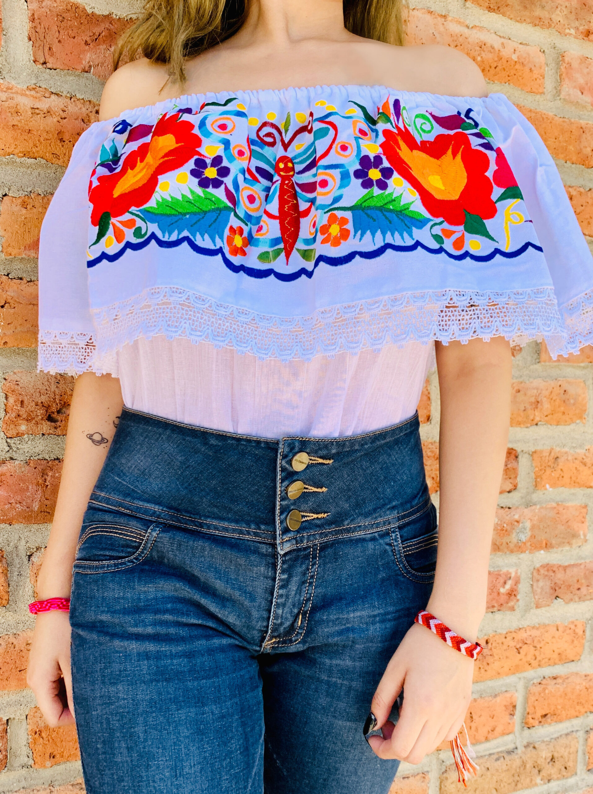 rj00618blusa de manta bordada a mano color color blanco con diseño flores liston color azul artesanal mexicano mayoreo fabrica - Imagen 2