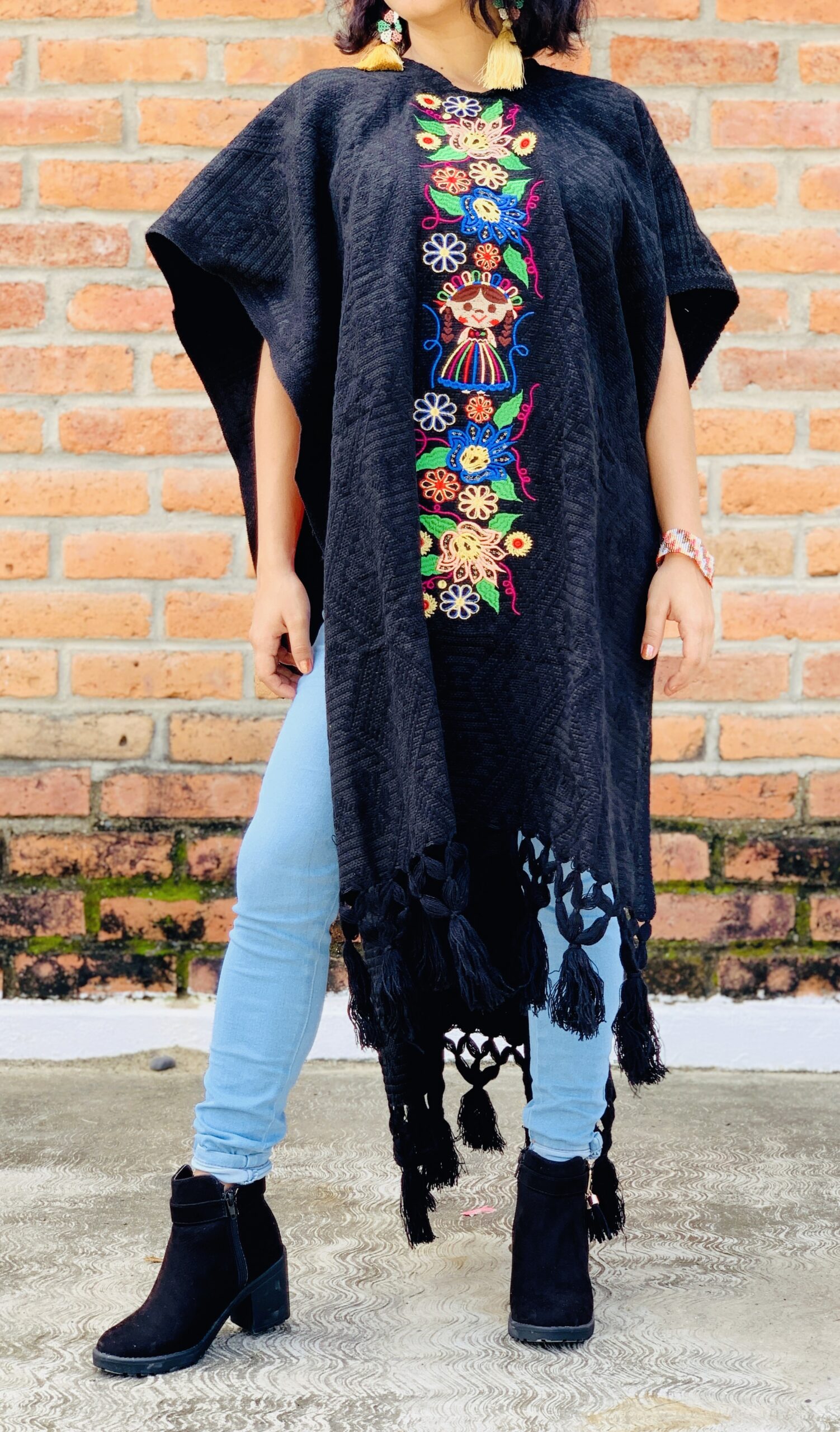 rj00730 Gabán Color Negro para dama de acrilan bordado de flores hecho en Chiapas México medida de 97x73cm mayo    reo fabrica
