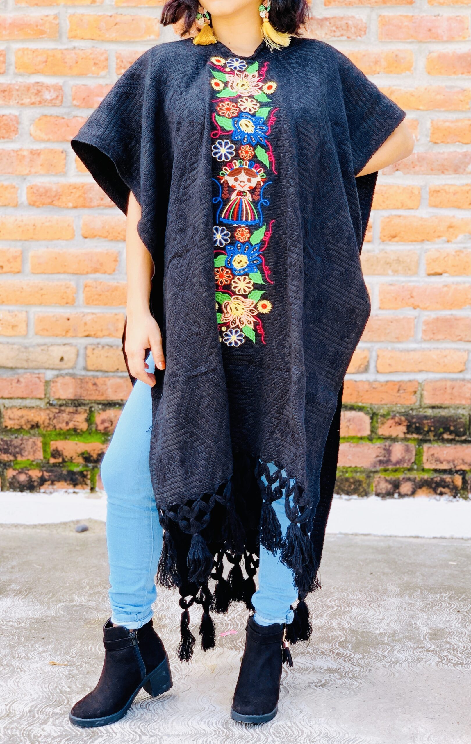 rj00730 Gabán Color Negro para dama de acrilan bordado de flores hecho en Chiapas México medida de 97x73cm mayo    reo fabrica - Imagen 2
