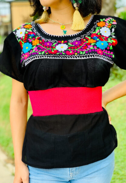 rj00756 Blusa artesanal mexicano de manta color negro bordada a mano para mujer hecho en Chiapas Proveedor Mayorista