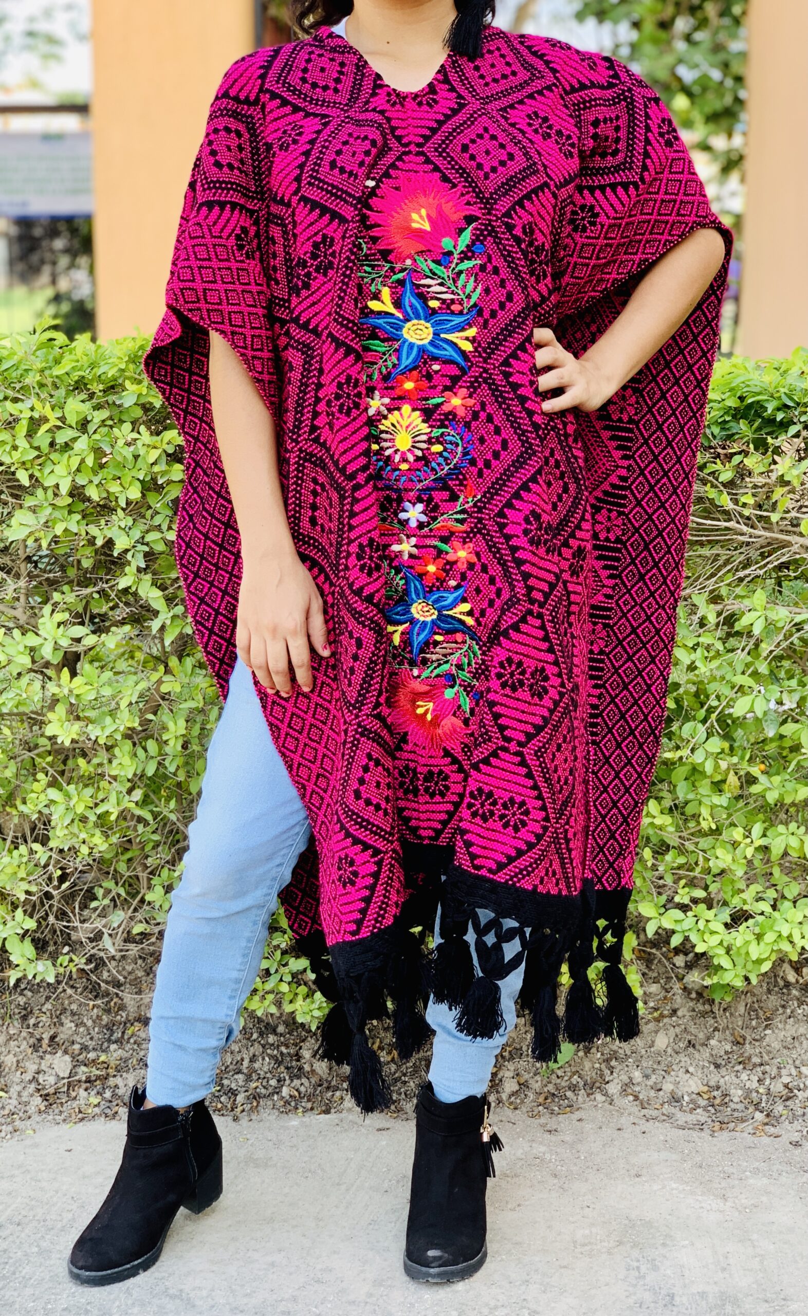 rj00778 Gabán Color Rosa de tela acrilan para dama bordado de flores hecho en Chiapas México medida de 62x37cm mayoreo fabrica