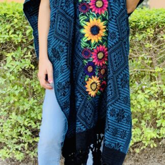 rj00798 Gabán Color Azul bordado al azar diseño de flores hecho en Chiapas México medida de 97x72cm mayoreo fabrica