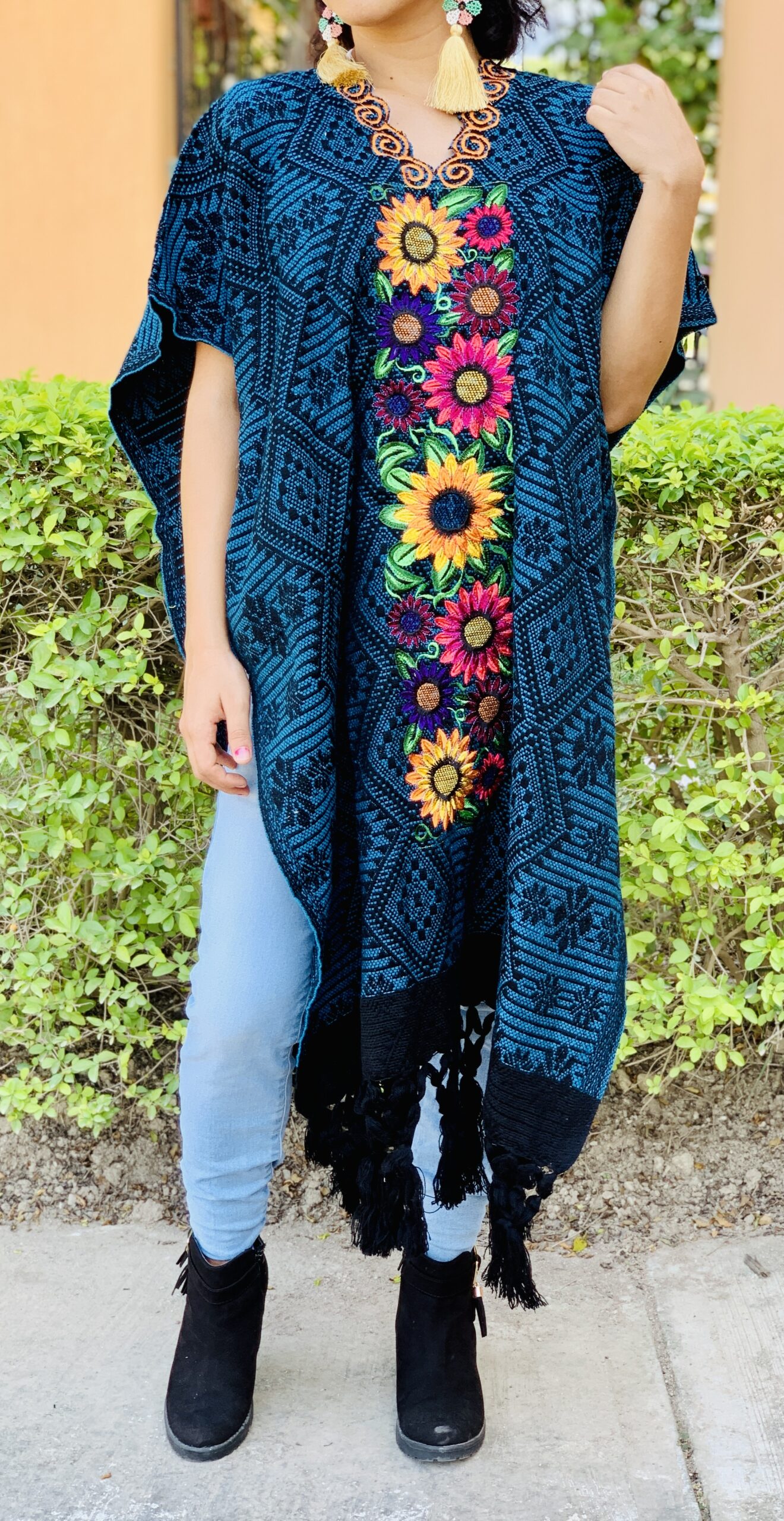 rj00798 Gabán Color Azul bordado al azar diseño de flores hecho en Chiapas México medida de 97x72cm mayoreo fabrica