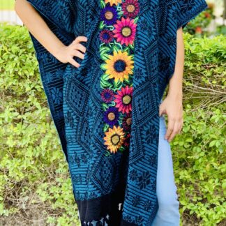 rj00798 Gabán Color Azul bordado al azar diseño de flores hecho en Chiapas México medida de 97x72cm mayoreo fabrica