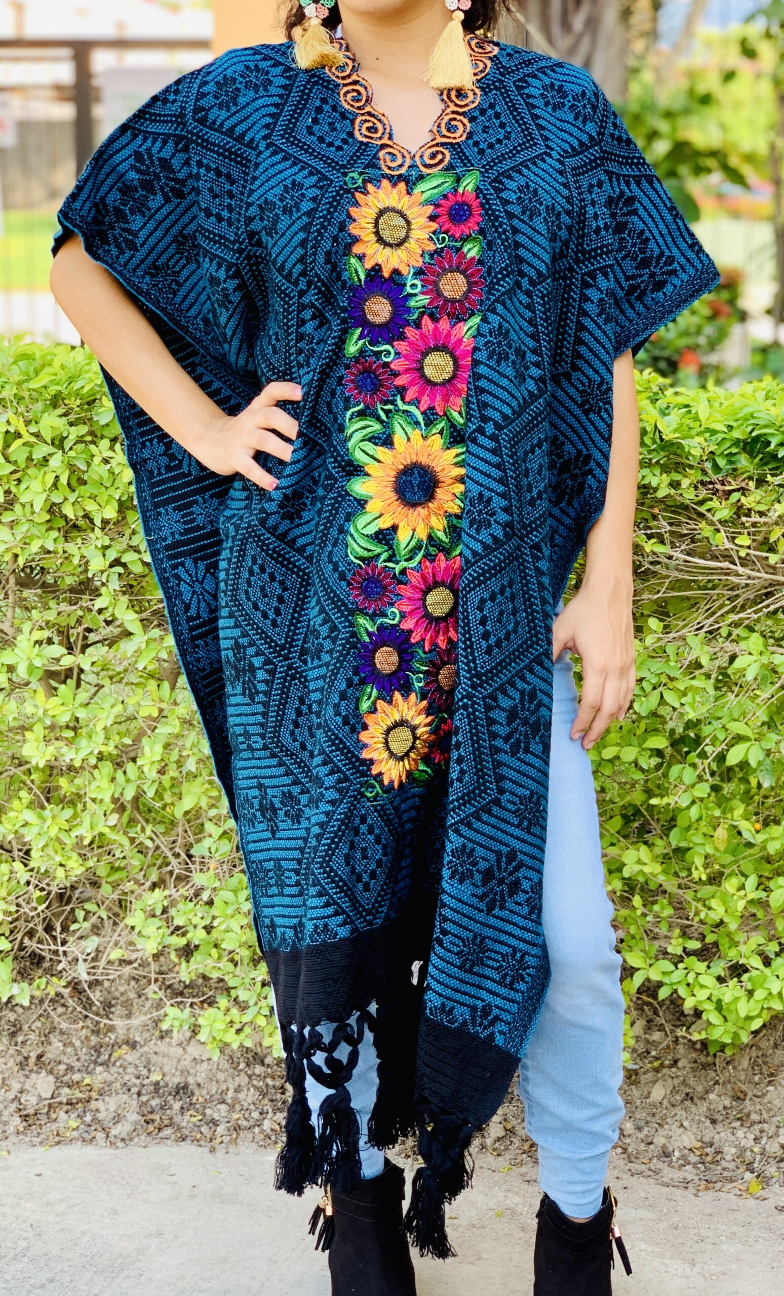 rj00798 Gabán Color Azul bordado al azar diseño de flores hecho en Chiapas México medida de 97x72cm mayoreo fabrica - Imagen 2