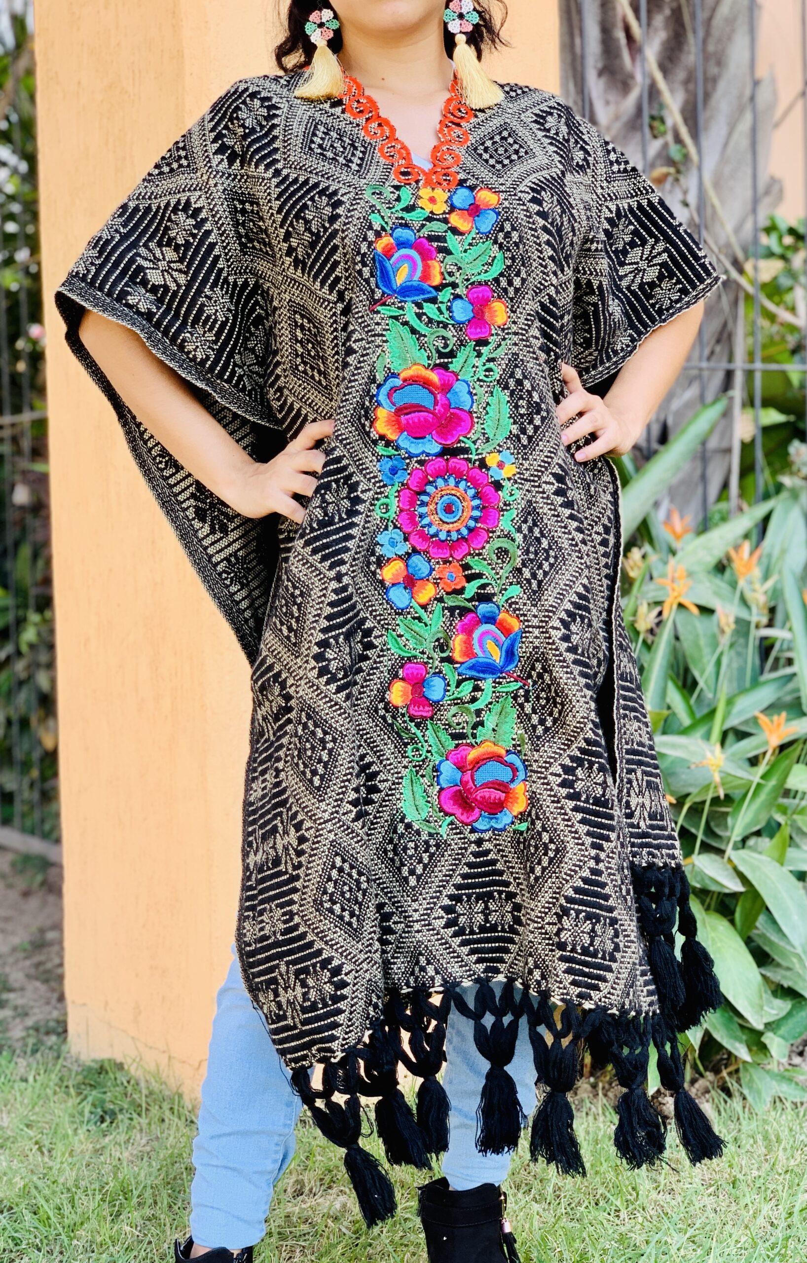 rj00799 Gabán Color Beige bordado al azar diseño de flores hecho en Chiapas México medida de 99x73cm mayoreo fabrica