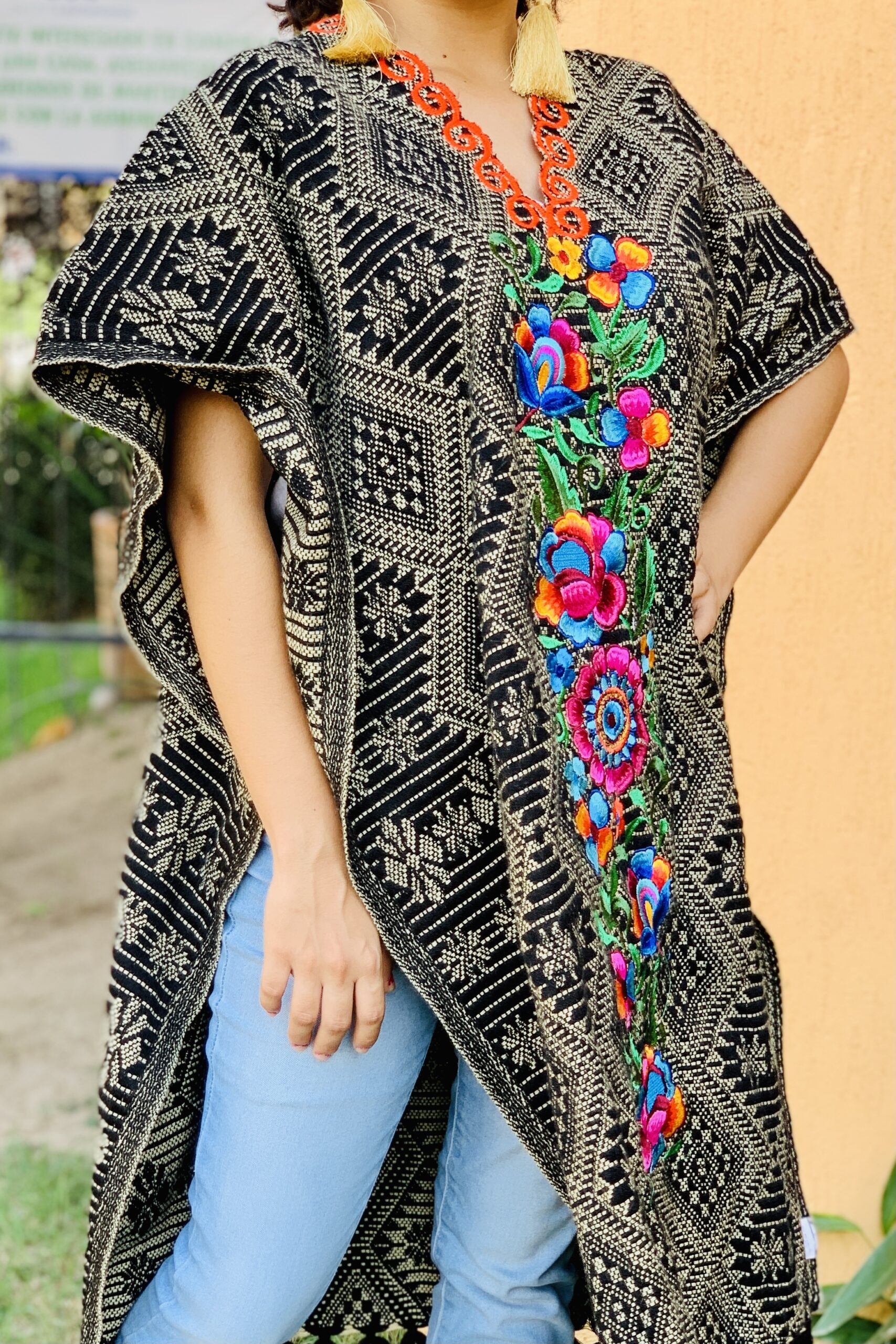 rj00799 Gabán Color Beige bordado al azar diseño de flores hecho en Chiapas México medida de 99x73cm mayoreo fabrica - Imagen 2