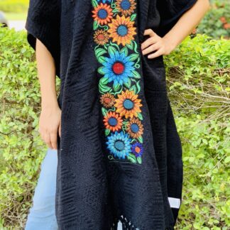rj00800 Gabán Color Negro bordado al azar diseño de flores hecho en Chiapas México medida de 98x73cm mayoreo fabrica