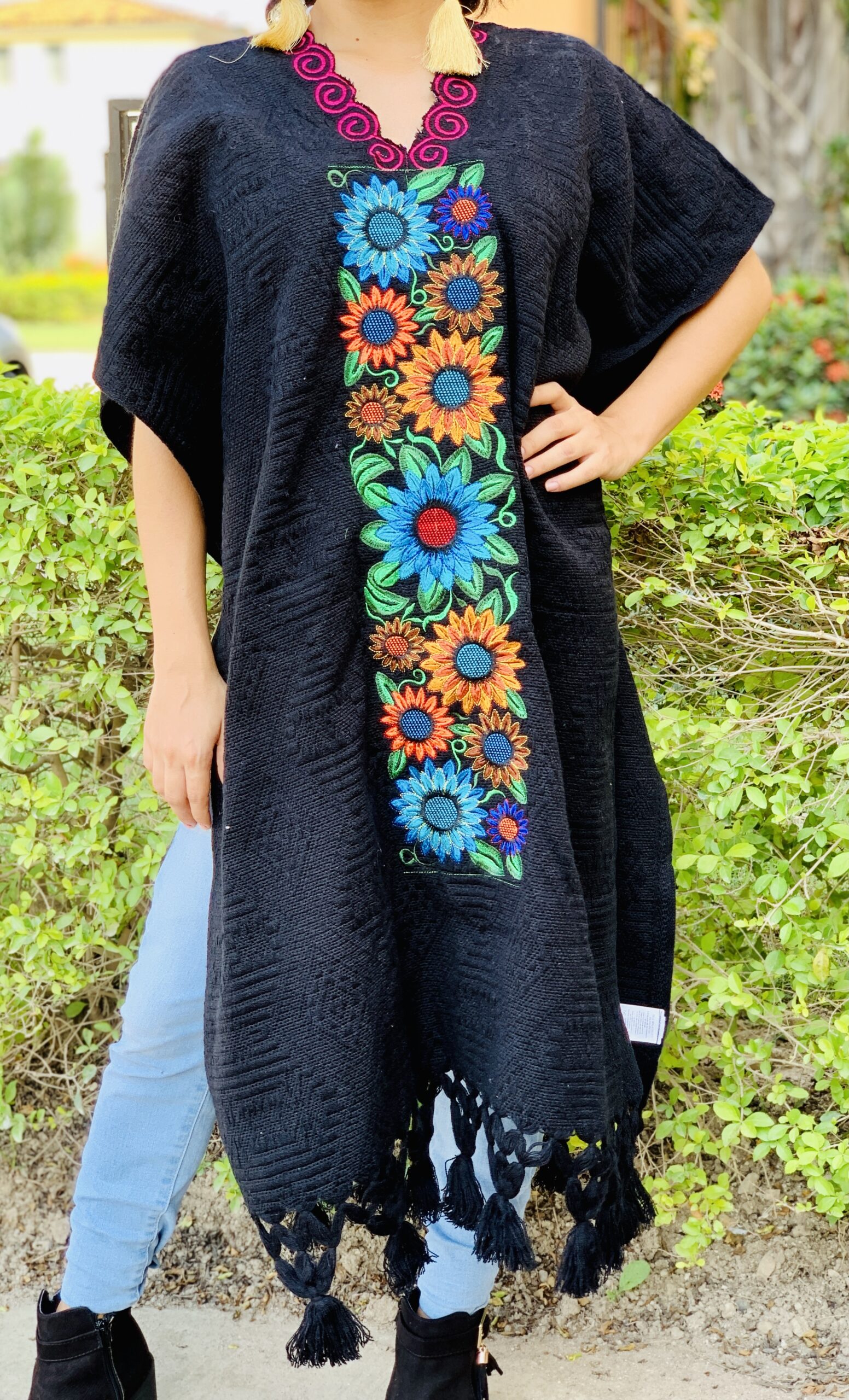 rj00800 Gabán Color Negro bordado al azar diseño de flores hecho en Chiapas México medida de 98x73cm mayoreo fabrica