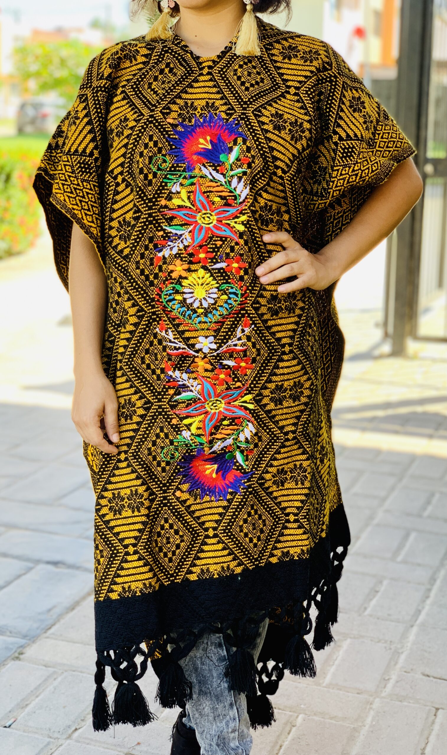 rj00813 Gabán Color Anaranjado bordado al azar diseño de flores hecho en Chiapas México medida de 97x73cm mayoreo fabrica - Imagen 2