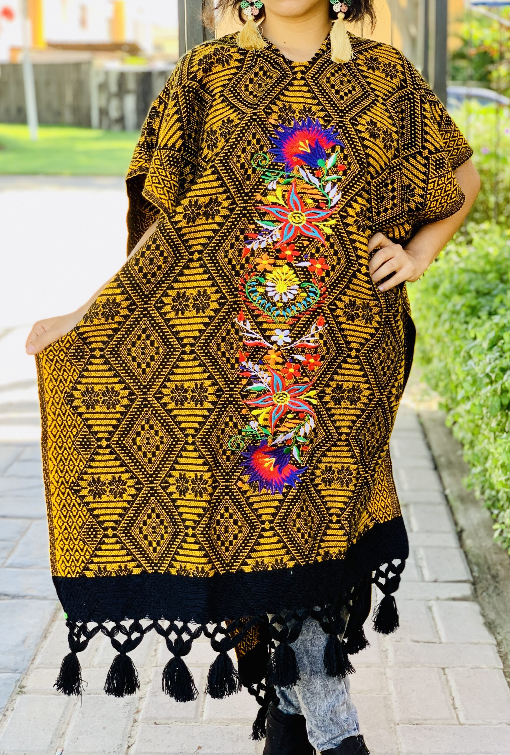 rj00813 Gabán Color Anaranjado bordado al azar diseño de flores hecho en Chiapas México medida de 97x73cm mayoreo fabrica